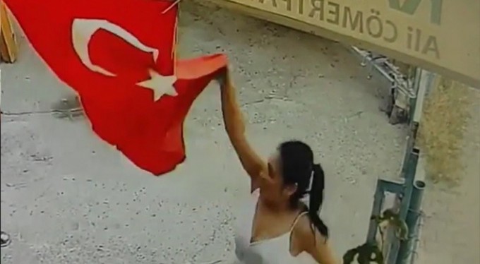 Türk Bayrağını indirip çöp kutusuna atan kadın yakalandı