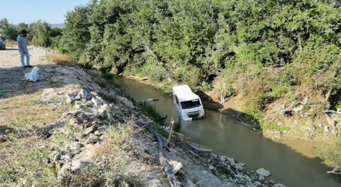 Virajda kontrolden çıkan servis midibüsü dereye uçtu