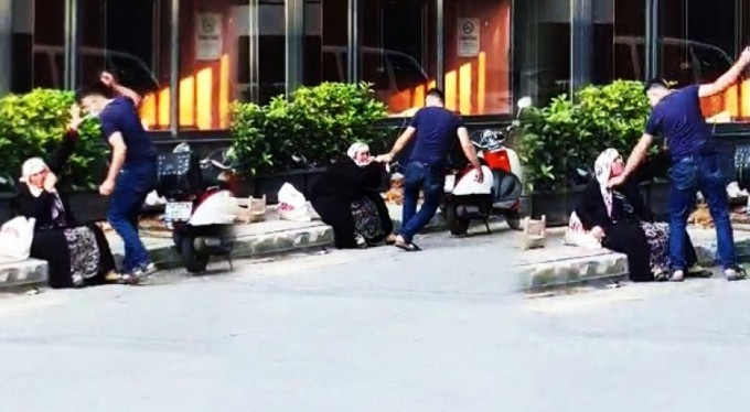 Böyle evlat olmaz olsun! Sokak ortasında annesini darp etti