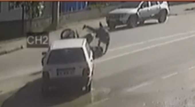 Otomobille çarpışan motosiklette böyle uçtular: 2 yaralı