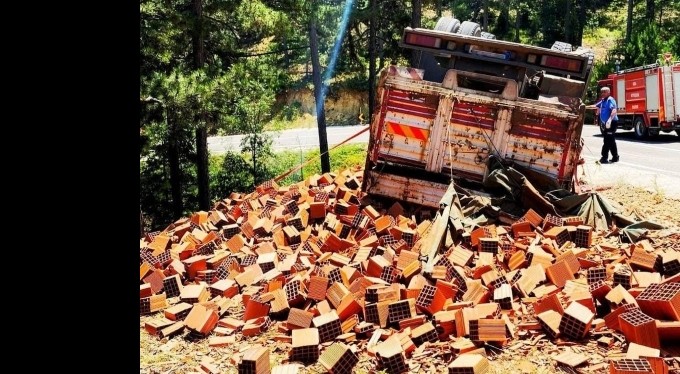 Tuğla yüklü kamyon devrildi: 4 yaralı