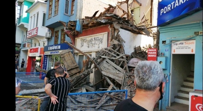 Bursa'da tarihi bina çöktü