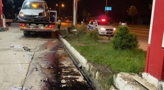 Araç petrol istasyonuna daldı: O anlar kamerada