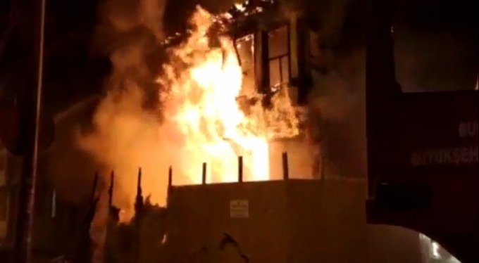 Bursa'da 2 katlı metruk bina alev alev yandı