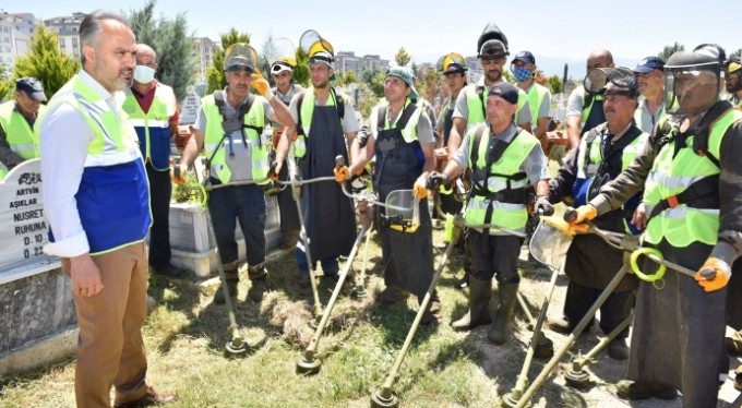 Bursa'da mezarlıklar bayrama hazır