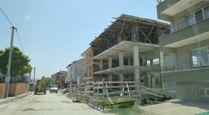 İnşaatın 3. katından düşen genç işçi ağır yaralandı