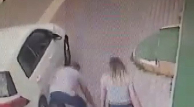 Bursa'da pes dedirten görüntü! Altın bilekliği alırken böyle yakalandı