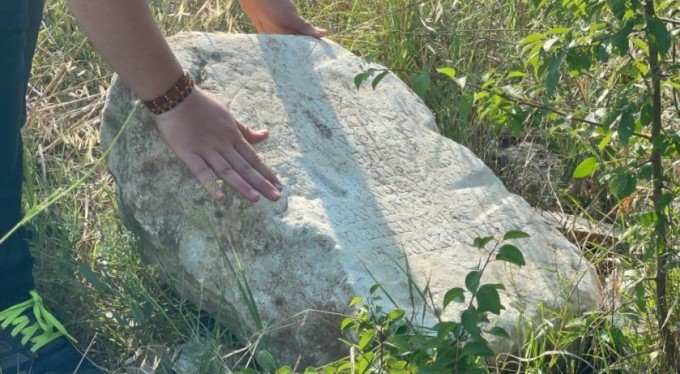 Tarlada 2 bin yıllık kitabe bulundu