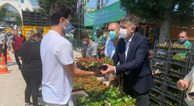 Bursa'da mezarlık ziyaretçilerine ücretsiz çiçek