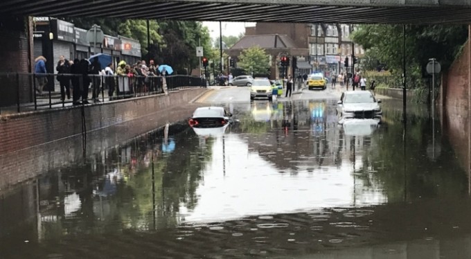 Londra'daki şiddetli yağış sele neden oldu