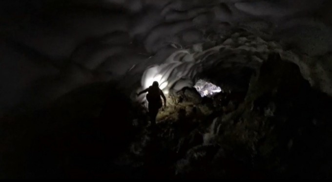 Yazın ortasında buz tüneli