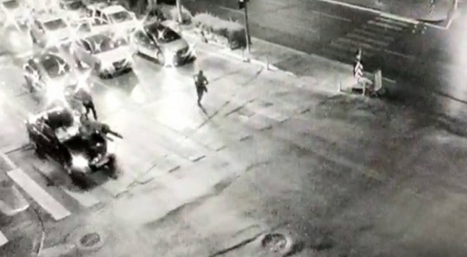 Kaçan sürücü polis memurunu aracın kaputunda böyle sürükledi