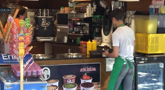 İnanılmaz olay...Dondurmacıda minik bebeğini unuttu, yarım saat sonra aramaya geldi