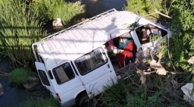 Bursa'da korku dolu anlar! İşçi minibüsü dereye uçtu