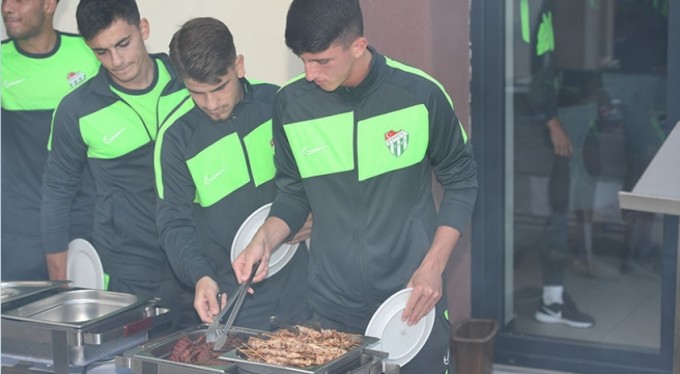 Bursasporlu oyuncular mangal partisinde moral depoladı