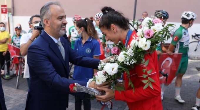 Olimpiyatlarda tarih yazdı! Bursalı İlgün'e coşkulu karşılama