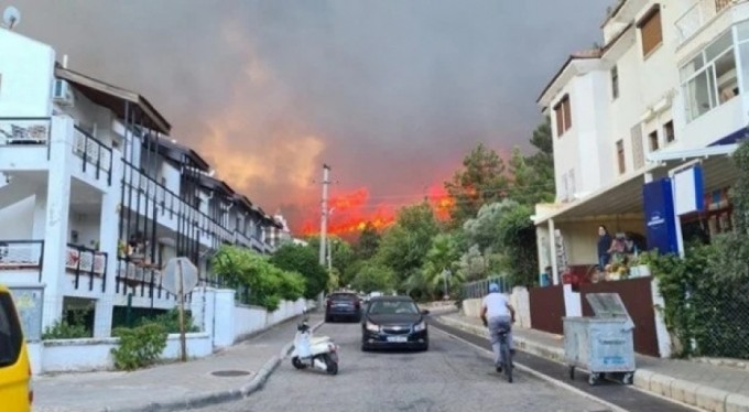 Bir yangın da Marmaris'te! Yerleşim yerlerini tehdit ediyor