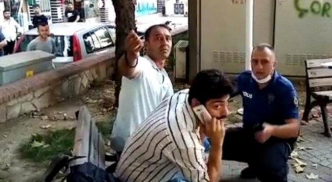 Yaktığı evini bankta oturup izledi