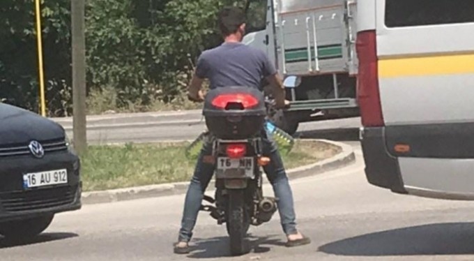 Pet şişeyle benzin alınca polisi alarma geçirdi