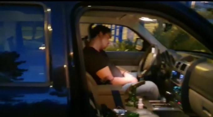 Yoldan çıktı, direksiyonda uyuyakaldı