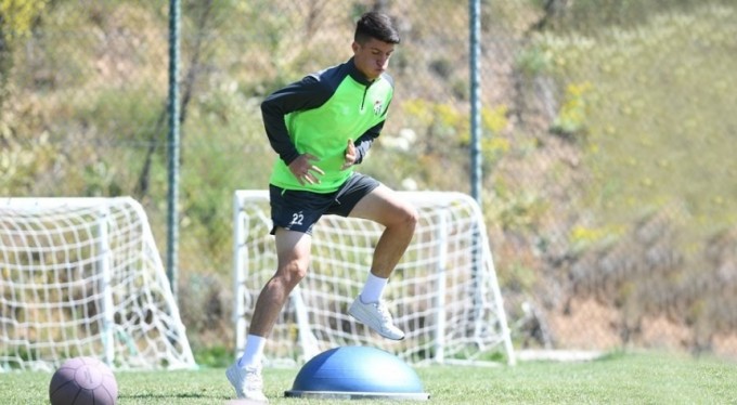 Bursaspor, Taha Altıkardeş'in sözleşmesini 2025'e kadar uzattı