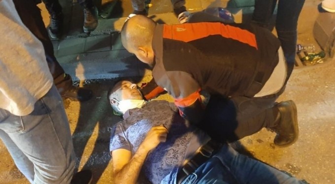 Baba ve oğlu metrelerce sürüklendi