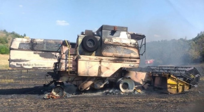 Alev alan biçerdöver ormanı yakıyordu