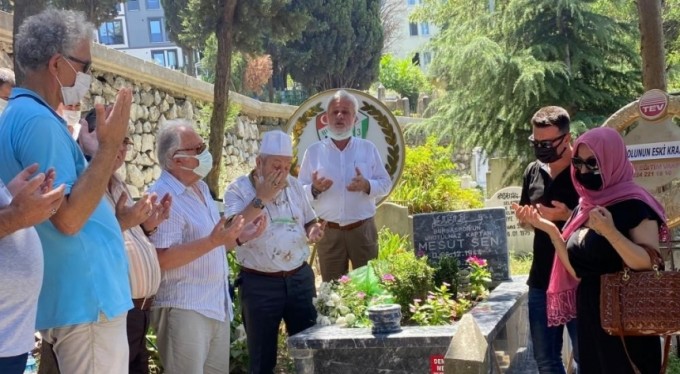 Bursaspor'un efsane ismi Mesut Şen, kabri başında anıldı