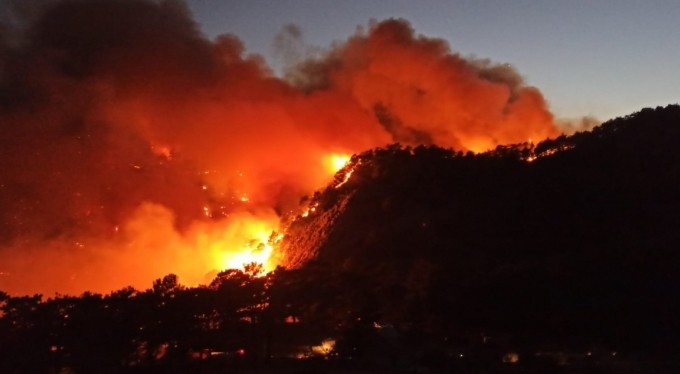 Rodos Adası orman yangını nedeniyle elektriksiz ve susuz kaldı
