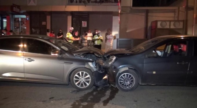 Şerit ihlali yaptı, kafa kafa çarpştı