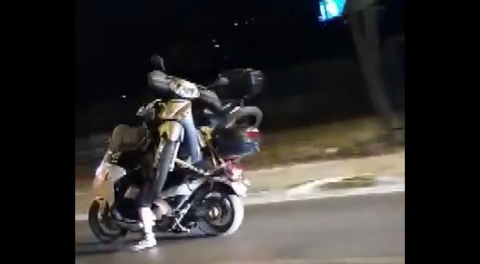 Bursa'da motor üstünde motor taşıdı