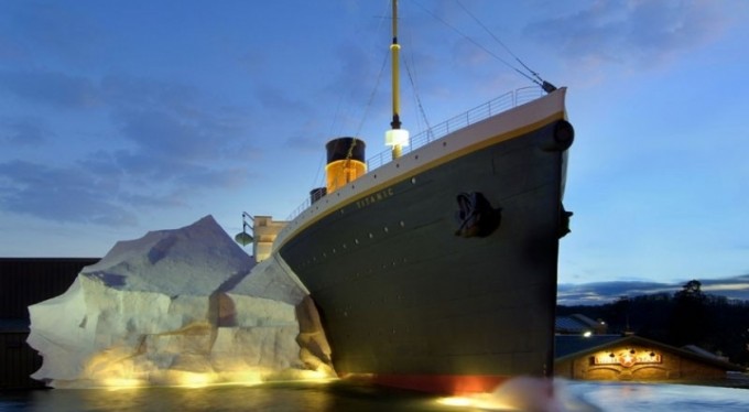 Titanik müzesindeki buzdağı ziyaretçilerin üzerine devrildi