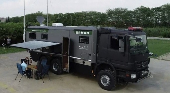 Yangınlarla mücadele, mobil yangın yönetim aracından koordine ediliyor