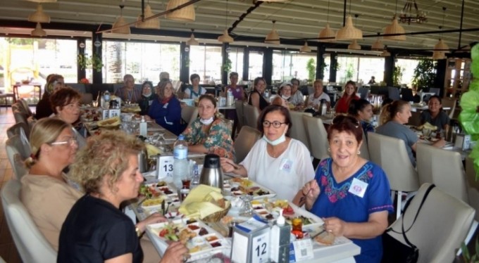 Mudanyalı kadınlar yangınzedeler için toplandı