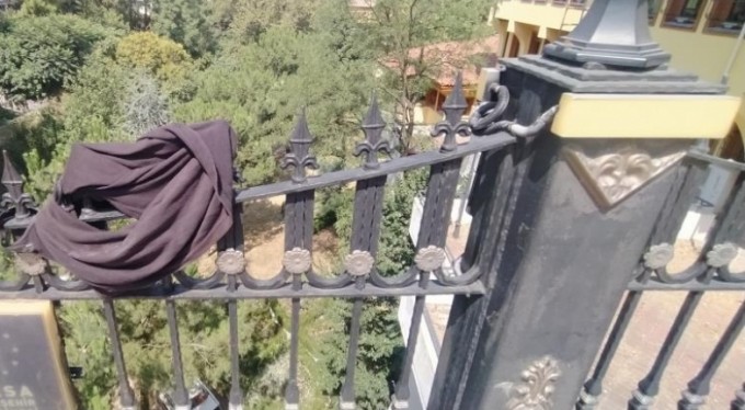 Bursa'da tarihi köprüden atladı, ağır yaralandı