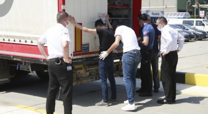 Fabrikaya mal getiren tırın dorsesinden 2 mülteci çıktı