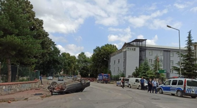 Mezarlık duvarına çarparak takla attı