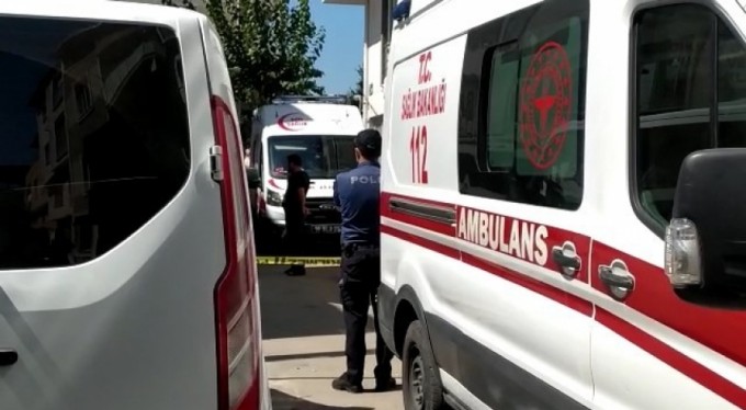 Karısını bıçakla delik deşik ettikten sonra kendini astı