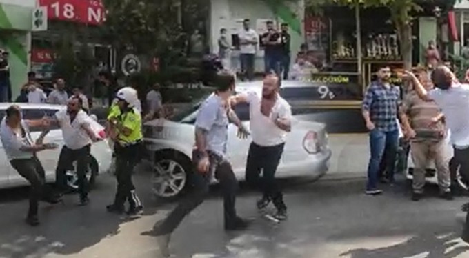 Trafikte tekmeli, sopalı yol verme kavgası