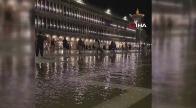 Venedik'in ünlü Piazza San Marco Meydanı'nı su bastı