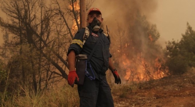 Yunanistan'ın Eğriboz Adası'nda yangın kontrolden çıktı