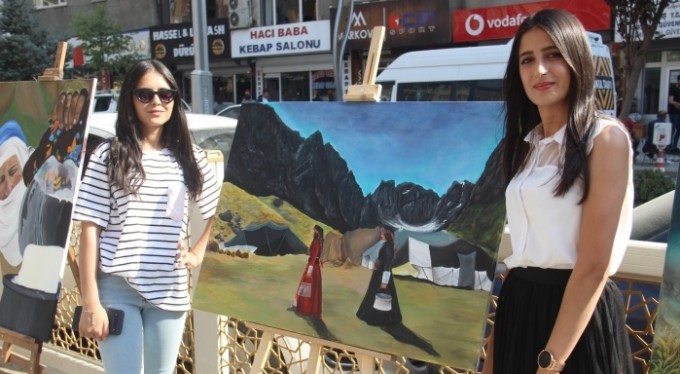 Sanatseverler açık alanda sergi açtı