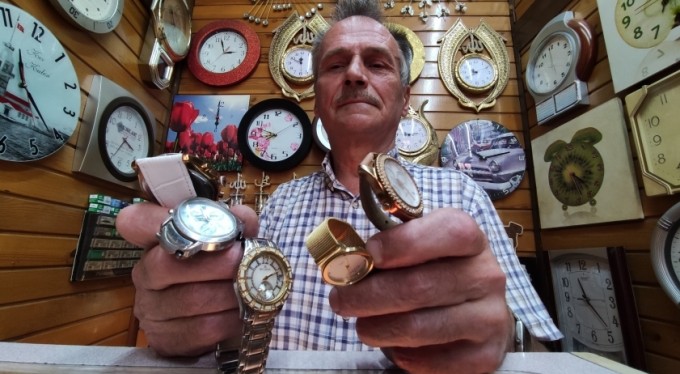 Yüz binlerce liralık saatleri çöpe gitmekten kurtarıyor