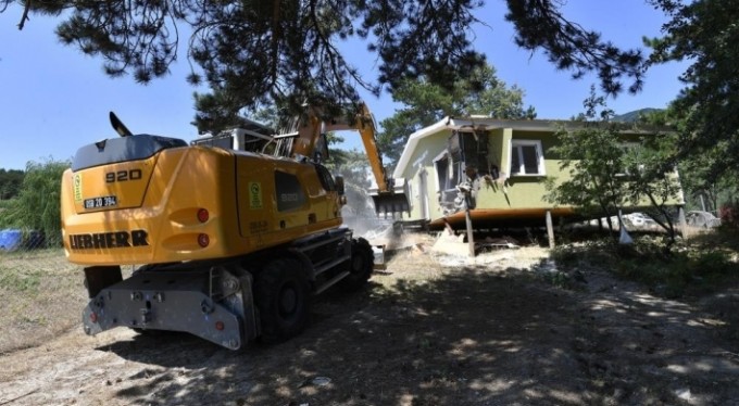 Ormandaki kaçak yapılara balyoz