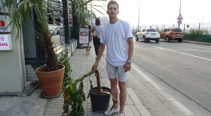 Bursa'da bariyerli ve muz ağaçlı kavga kamerada