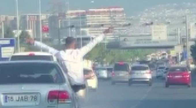 Konvoydaki aracın camından havai fişek attılar