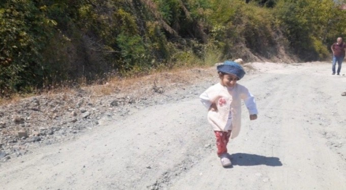 Türkiye'nin en kısa boylu kadını, köyüne yol istedi