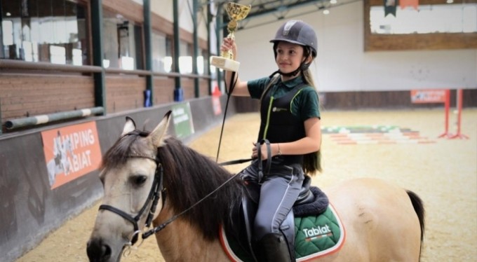 Gezmek için geldiği binicilik kulübüyle şampiyon oldu