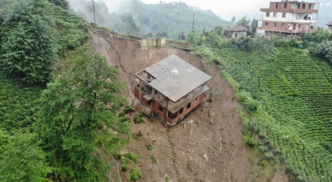 Rize'de 3 katlı bina heyelanda sürüklendi