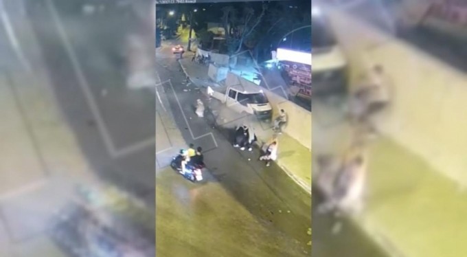 Bursa'da alkollü sürücü kamyonetiyle vatandaşların arasına böyle daldı